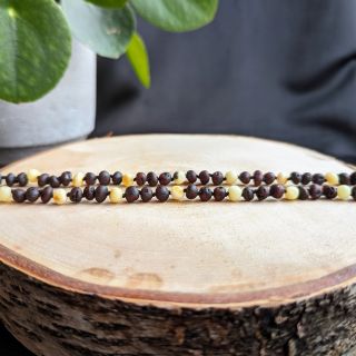 Přírodní síla, tradice a jednoduchost, která sedí každému muži. Mé jantarové náhrdelníky pro muže jsou oblíbenou volbou...